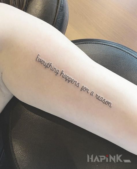 Tattoo Z jakiegos powodu in lettering motif on the upper arm