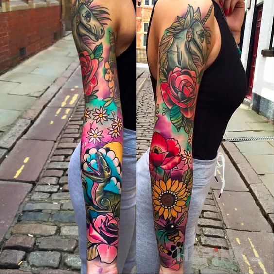 Tattoo Bardzo kolorowo in colorful motif on the upper arm