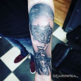 Tatuaż Kobieta w masce na przedramieniu motyw: twarze styl: realistyczne