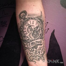 Tattoo Tempus Fugit on the forearm motif: objects
