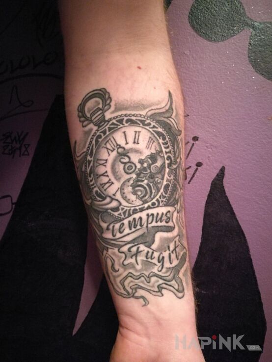 Tattoo Tempus Fugit in lettering motif on the forearm