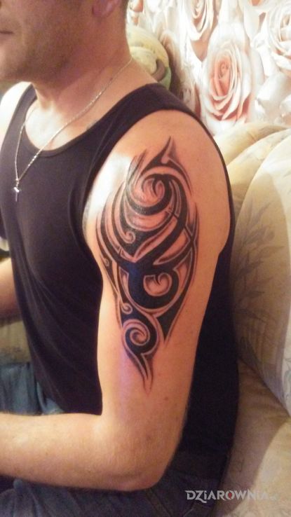 Tatuaż trybalek w stylu tribale na ramieniu