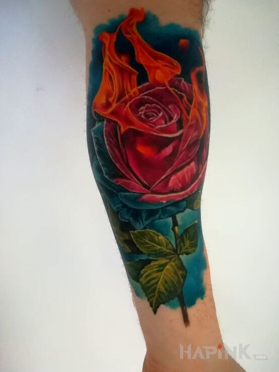 Tattoo Róża w płomieniach in 3D motif on the forearm