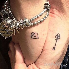 Tattoo Key and padlock on the hand motif: objects