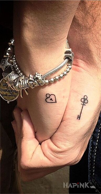 Tattoo Kluczyk i kłódka in Love motif on the hand