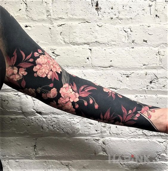 Tattoo Kwiaty na czarnym in sleeves motif on the forearm