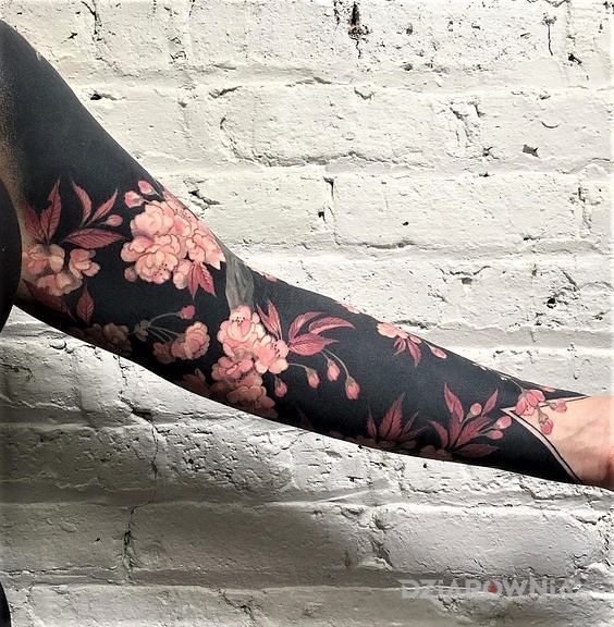 Tatuaż kwiaty na czarnym w motywie kolorowe na ramieniu