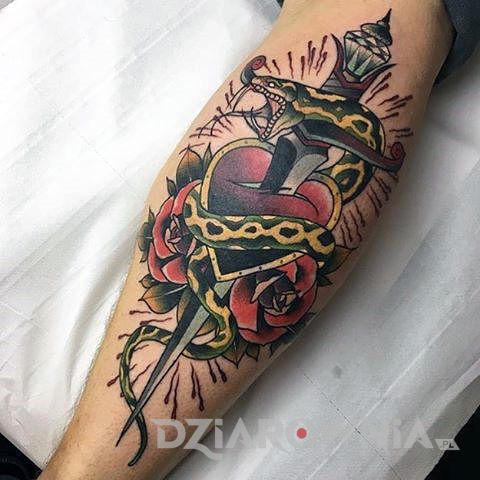 Kolorowy tatuaż serca oplecionego wężem i sztylet