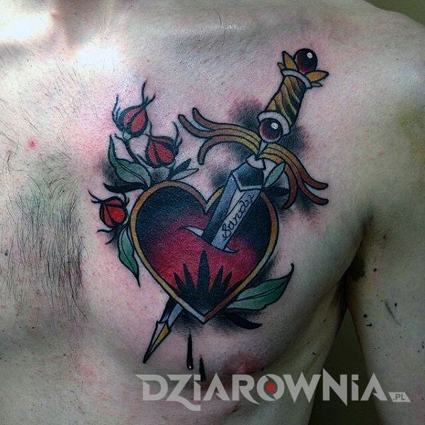 Kolorowy tatuaż na klatce piersiowej sztylet wbity w serce