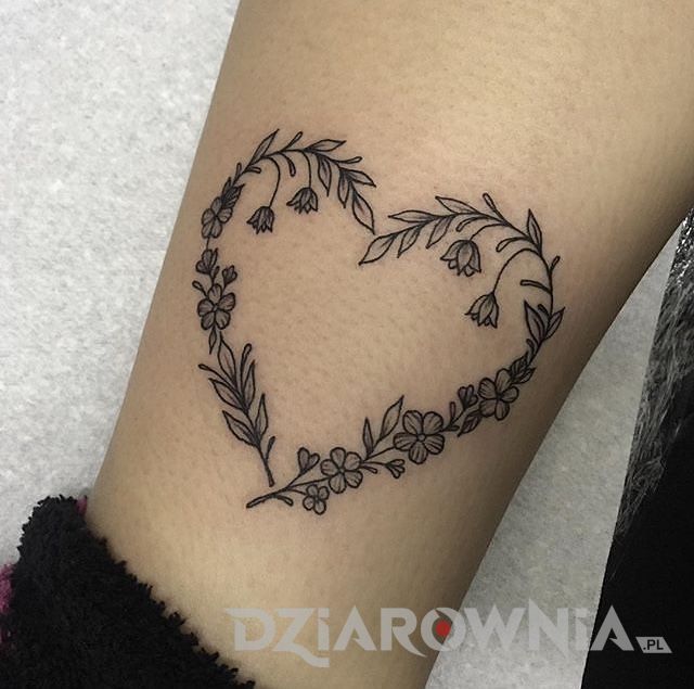 Tatuaż serce zrobione z kwiatów