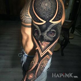 Tattoo Sooowa on the upper arm motif: 3D style: geometric