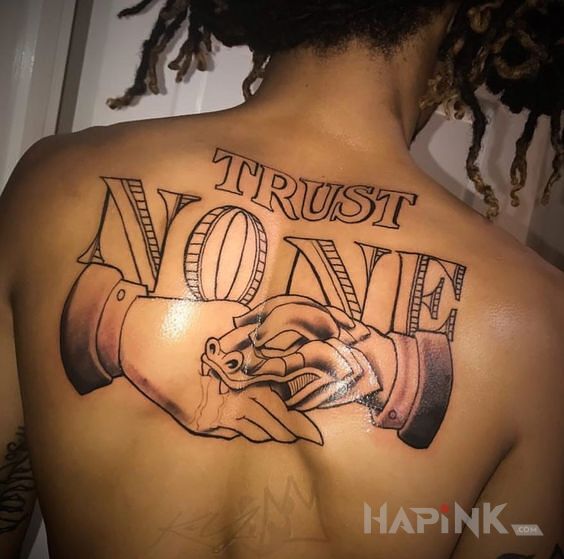 Tattoo Z przesłaniem in lettering motif on the back