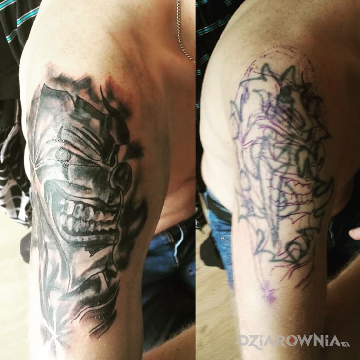 Tatuaż maska w motywie cover up na ramieniu