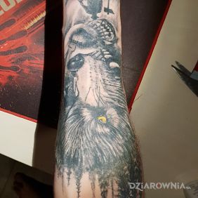 Tatuaż Wilki i las na przedramieniu motyw: zwierzęta