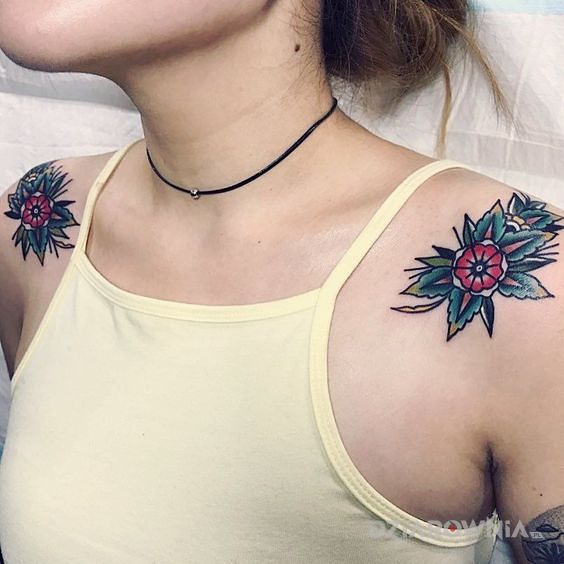 Tatuaż dwa kwiatki w motywie kolorowe na ramieniu