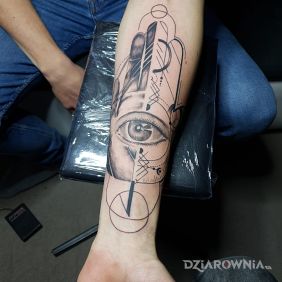 Tatuaż Hamsa hand na przedramieniu motyw: religijne