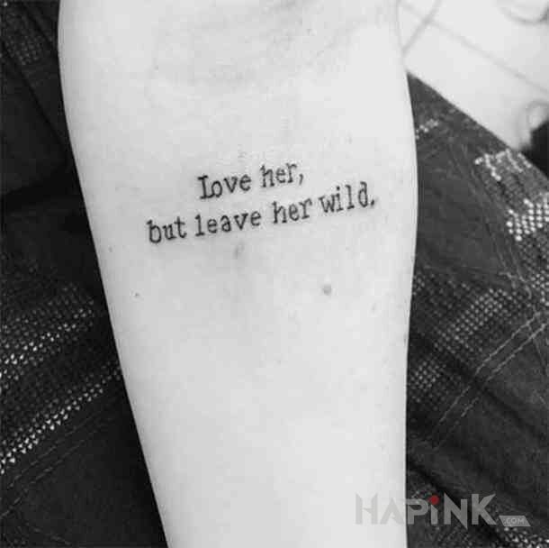 Tattoo Kochaj ją in lettering motif on the forearm