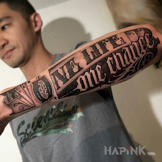 Tattoo Jeden zyc in lettering motif on the forearm