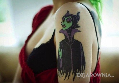 Tatuaż czarownica w motywie postacie na ramieniu