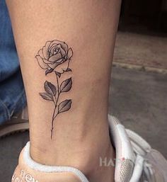 Tattoo Różyczka in flowers motif on the leg