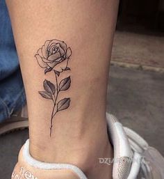 Tatuaż różyczka w motywie kwiaty na nodze