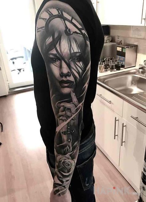 Tattoo Twarz kobieca in 3D motif on the upper arm