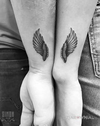 Tatuaż skrzydła w motywie miłosne na nadgarstku