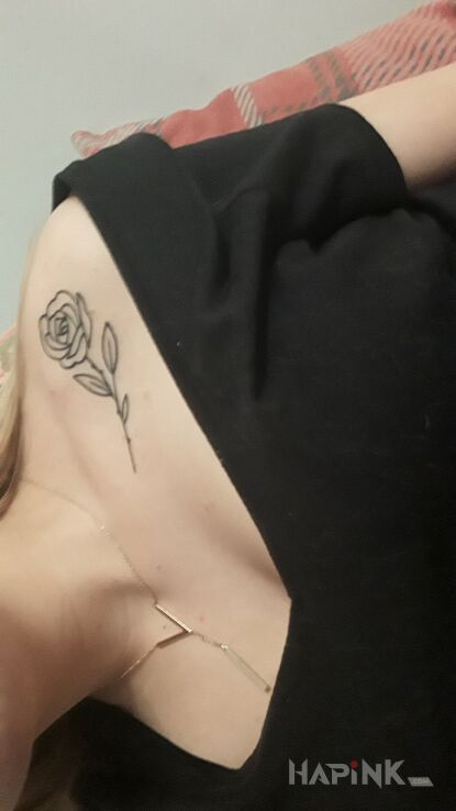 Tattoo Nowy rozdział in flowers motif on the collarbone