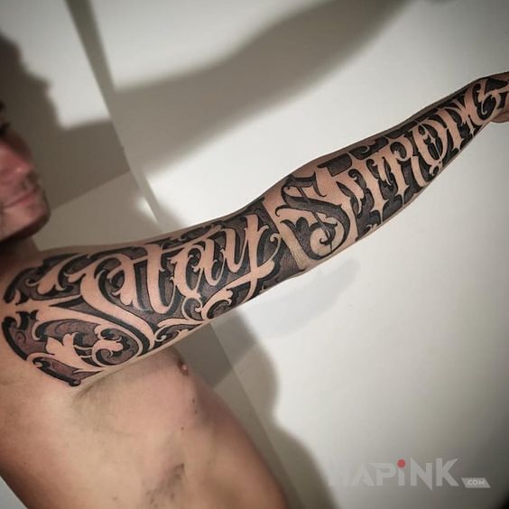 Tattoo Silnym byc in lettering motif on the upper arm
