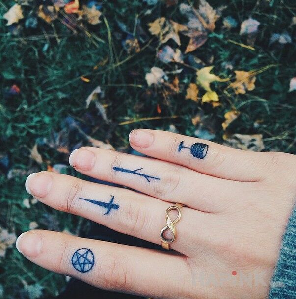 Tattoo Symbolika z tarota in other motif on the fingers