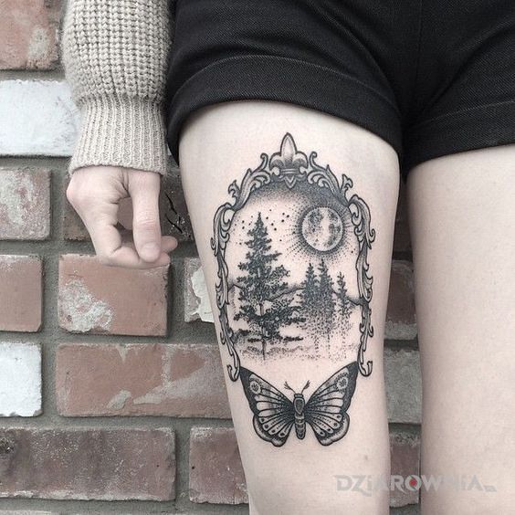 Tatuaż drzewka w ramie w motywie czarno-szare i stylu graficzne / ilustracyjne na nodze