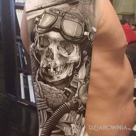 Tatuaż Wojenka na rękach na przedramieniu motyw: rękawy styl: realistyczne