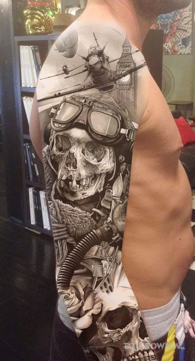 Tatuaż wojenka na rękach w motywie czaszki i stylu realistyczne na ramieniu