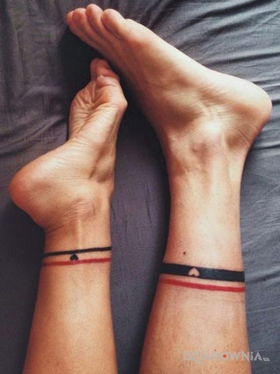 Tatuaż bransoletki miłosne w motywie kolorowe na nodze