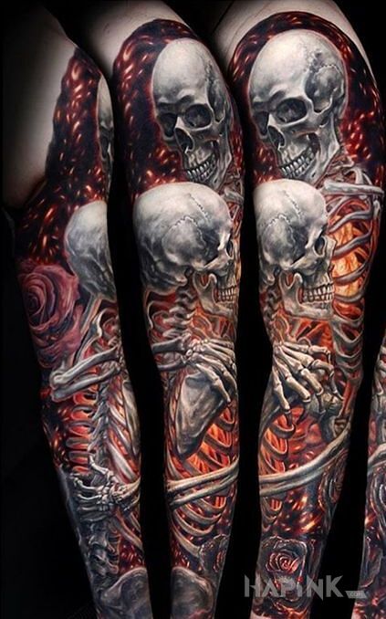 Tattoo Szkielety w objęciach in anatomical motif and realistic style on the forearm