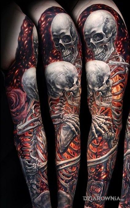 Tatuaż szkielety w objęciach w motywie czaszki i stylu realistyczne na ramieniu