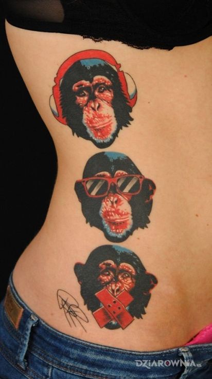 Tatuaż małpki w motywie postacie na żebrach