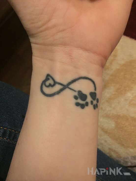 Tattoo Nieskończoność in other motif and minimalistic style on the wrist