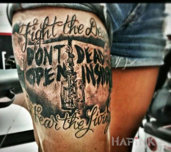 Tattoo Motyw z serialu The Walking Dead in lettering motif on the leg
