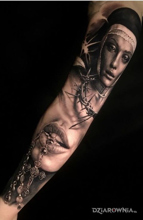 Tatuaż zakonnica w motywie czarno-szare i stylu realistyczne na ramieniu