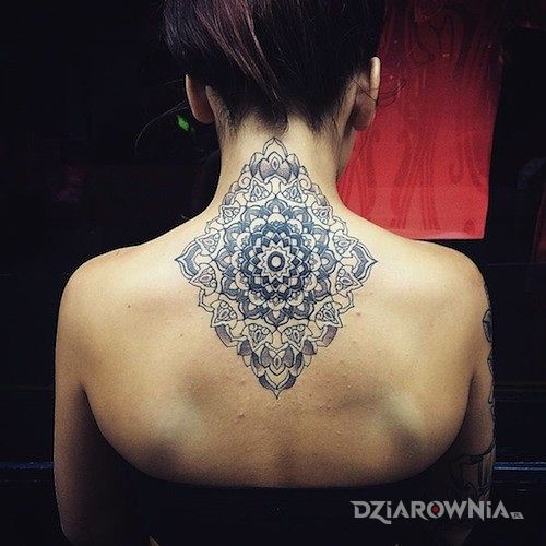 Tatuaż seksowny wzór w motywie mandale i stylu geometryczne na karku