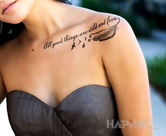 Tattoo Dobre rzeczy in lettering motif and calligraphy style on the collarbone