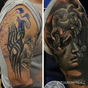 Tatuaż Po tribalu ani śladu na ramieniu motyw: postacie styl: realistyczne