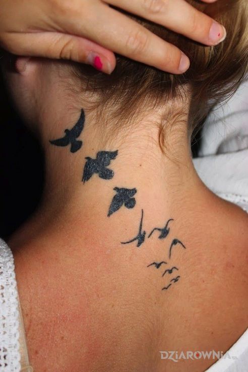 Tatuaż ptaszki w motywie zwierzęta na szyi