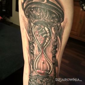 Tatuaż Klepsydra na łydce motyw: czarno-szare styl: realistyczne