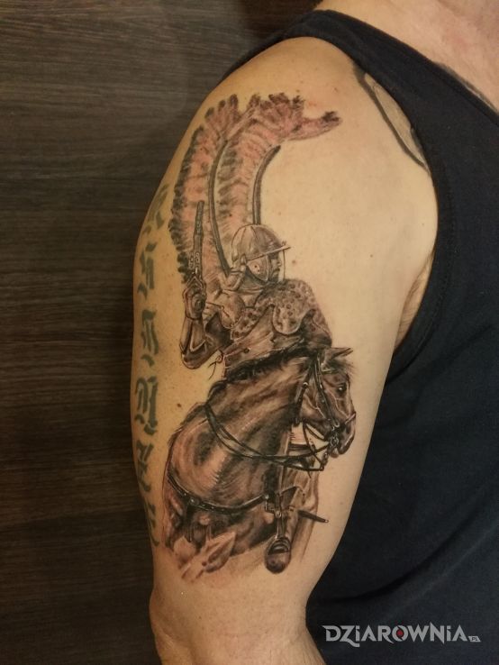 Tatuaż husaria w motywie patriotyczne i stylu realistyczne na ramieniu