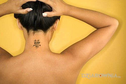 Tatuaż chiński znak w motywie napisy na karku