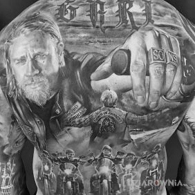 Tatuaż Sons of Anarchy na plecach motyw: czarno-szare styl: realistyczne