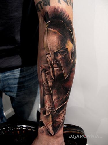 Tatuaż wojownik spartański w motywie 3D i stylu realistyczne na przedramieniu