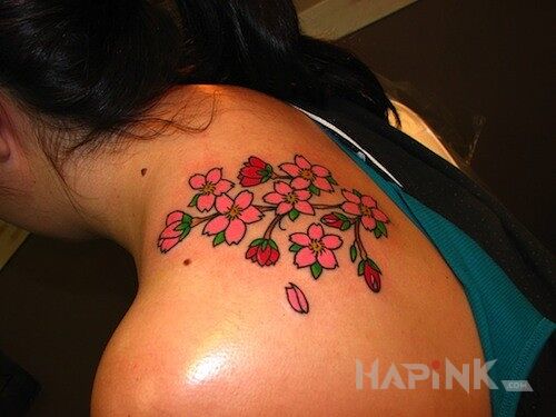 Tattoo Kwiatki in flowers motif on the shoulder blades